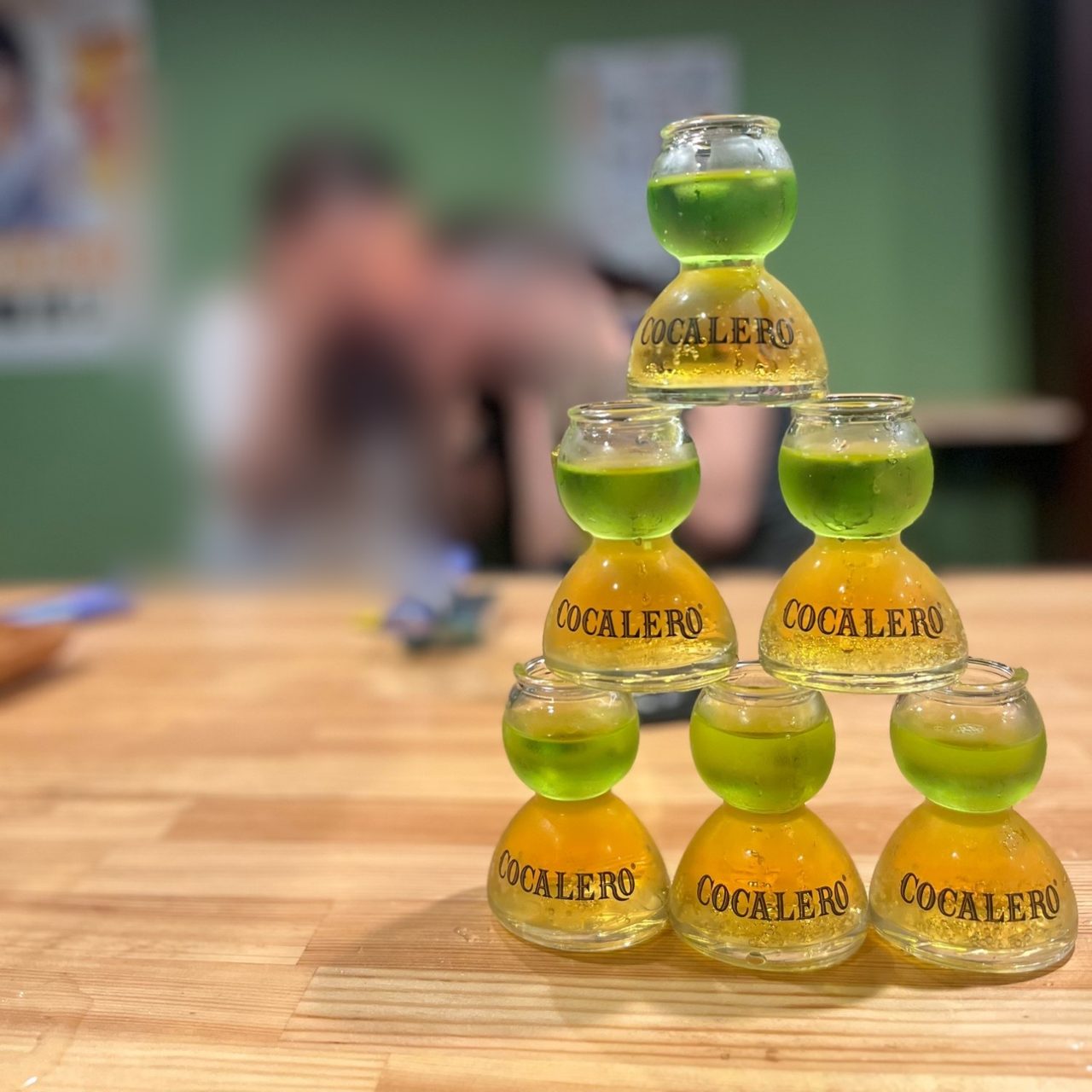 コカレロのショットグラスを6つ、ピラミッドに積んだところ